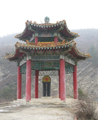 老龙潭革命烈士纪念亭-宁夏红色教育培训基地